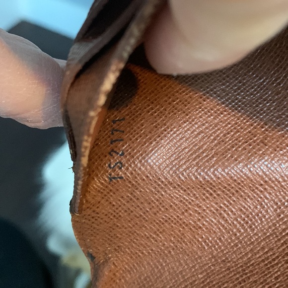 2011 authentic Louis Vuitton international wallet - poor edges and corners - Picture 12 of 16